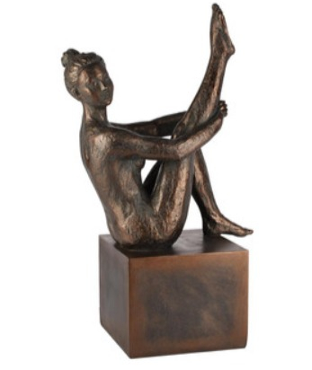 DAME DÉCORATIVE ASSISE SUR BLOC