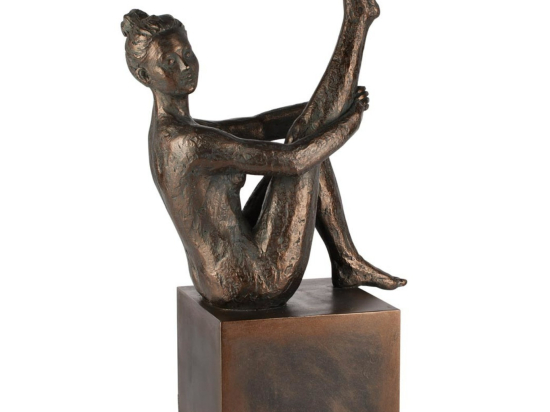 DAME DÉCORATIVE ASSISE SUR SOCLE - SCULPTURE EFFET BRONZE