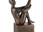 DAME DÉCORATIVE ASSISE SUR BLOC