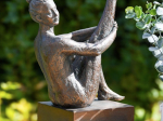 DAME DÉCORATIVE ASSISE SUR SOCLE - SCULPTURE EFFET BRONZE