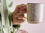 TASSE YUMA BLOOMINGVILLE AVEC PASSOIRE À THÉ - TASSE EN GRÈS AVEC COUVERCLE