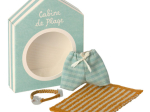 TENUE DE PLAGE POUR GRANDE SOURIS MAILEG – MAILLOT DE BAIN, LUNETTES ET SERVIETTE