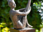 DAME DÉCORATIVE ASSISE SUR BLOC