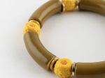 BRACELET EN PORCELAINE, PERLES DE VERRE ET LAITON DORÉ -NACH