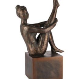 DAME DÉCORATIVE ASSISE SUR BLOC